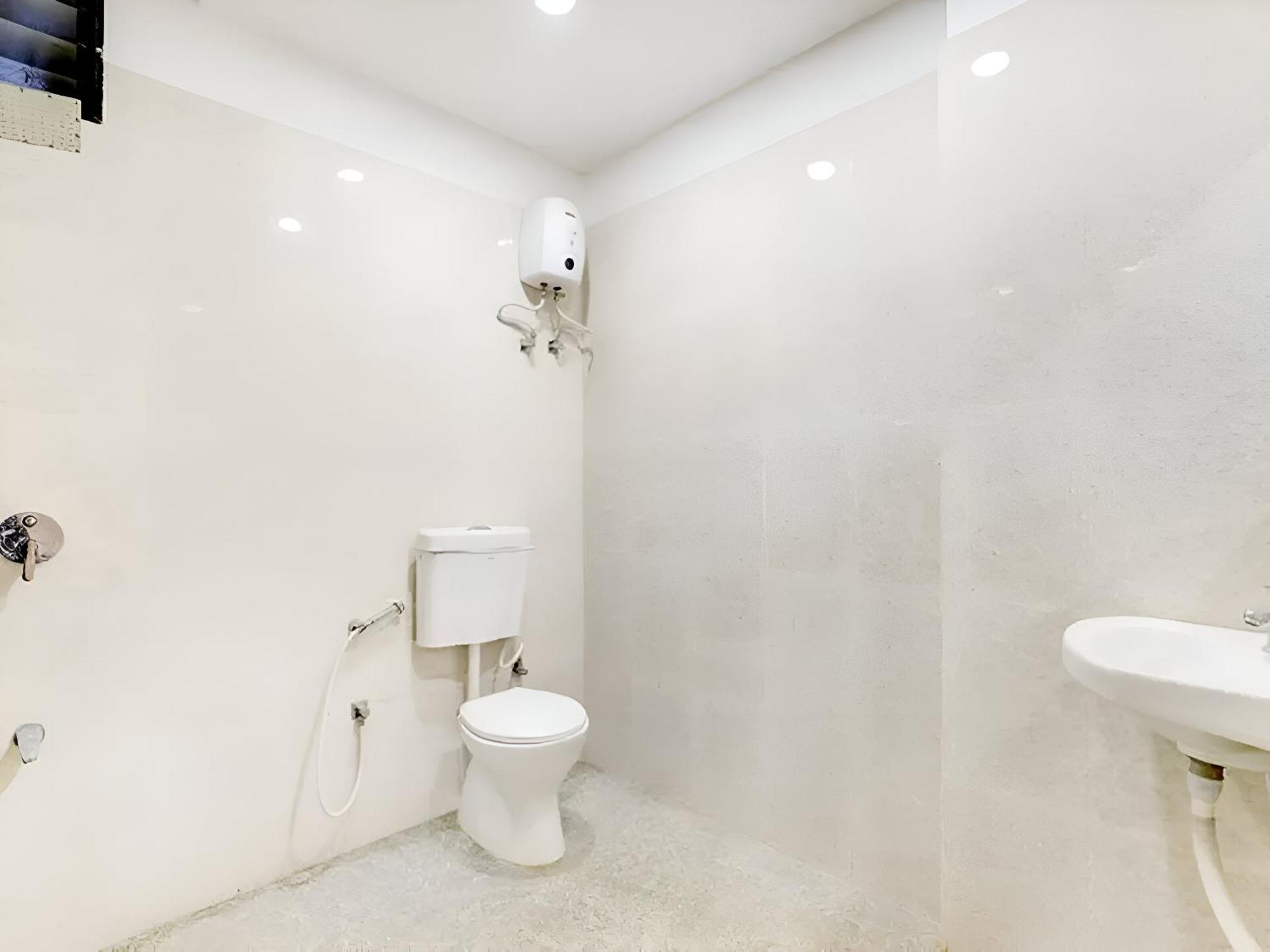 Hotel Blue Leaf Райкот Екстериор снимка